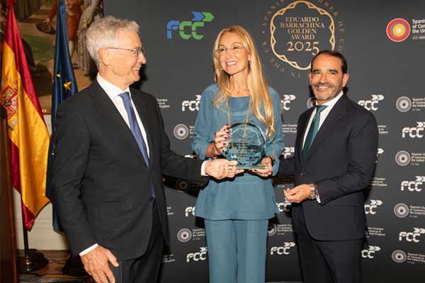 Esther Alcocer Koplowitz, galardonada con el Premio de Oro Eduardo Barrachina 2025