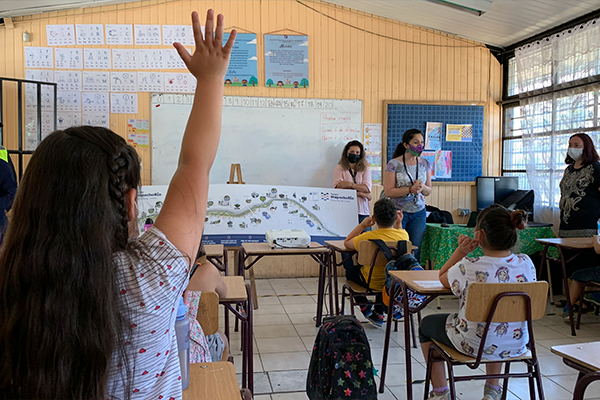 FCC Construcción entrega 400 libros con ilustraciones de proyecto “Parque Mapocho Río” a la comunidad escolar local