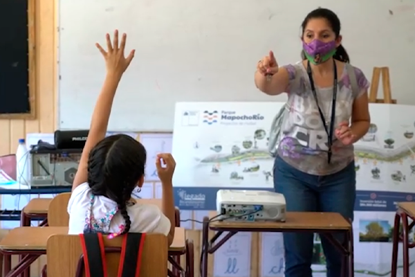 Publicamos el video del acto de entrega de 400 libros con ilustraciones de proyecto “Parque Mapocho Río” a la comunidad escolar local