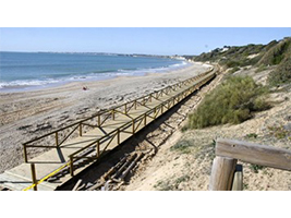 FCC Construcción finaliza  la construcción del sendero peatonal entre las playas de Fuentebravía y Las Redes (Cádiz)