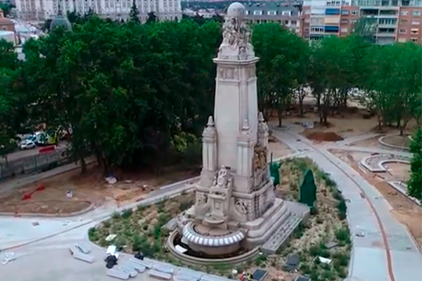 The projects "Reform of Plaza España" and "Remodeling of the Santiago Bernabéu Stadium" are visited by a small group of citizens