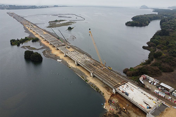 FCC Construcción comienza la instalación de vigas inmensas del Puente Industrial del Bio Bio