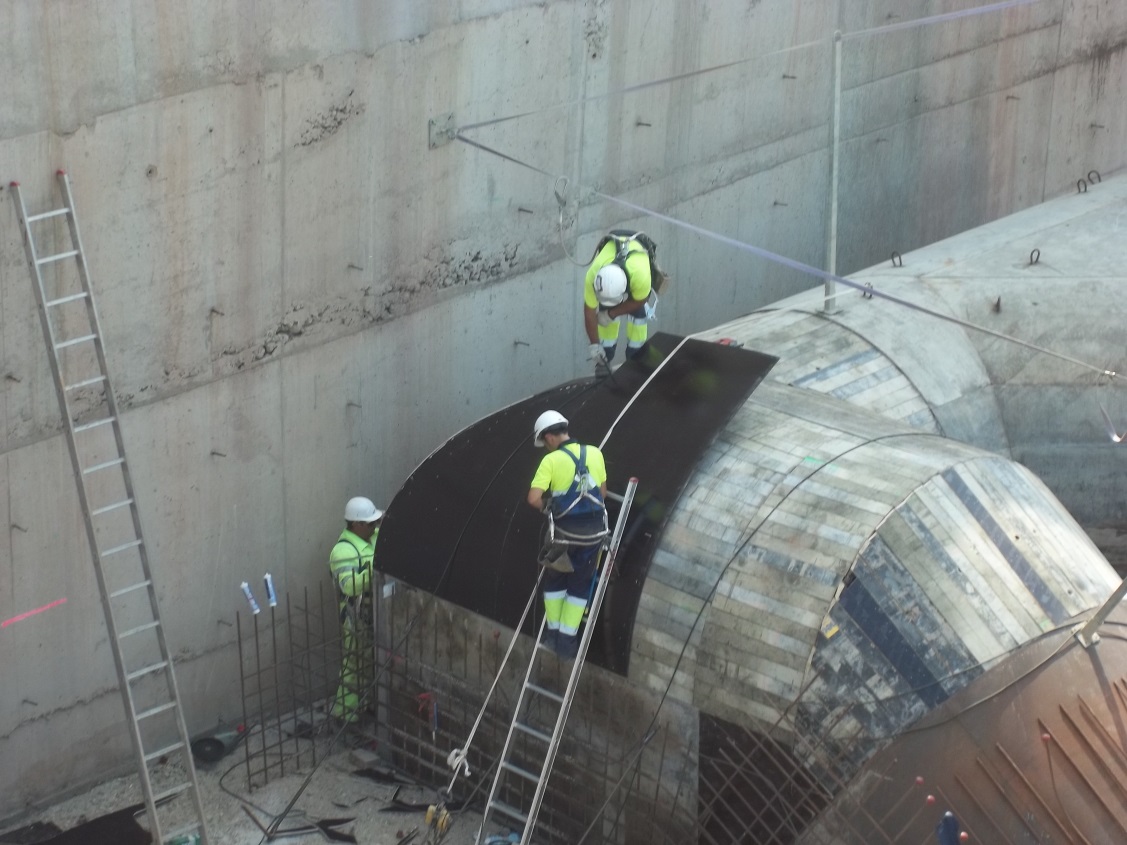 FCC Construcción shares the fourth Best Practice in Occupational Health and Safety, namely: “Wear nylon life-lines for work on galleries”