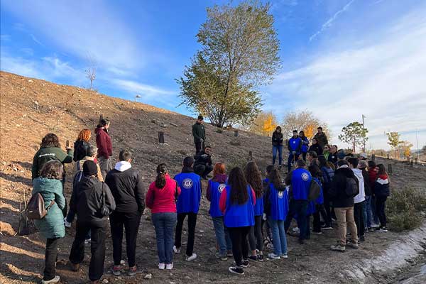 Empleados y familiares de FCC Construcción participan en una jornada de reforestación en el proyecto Bosque Metropolitano